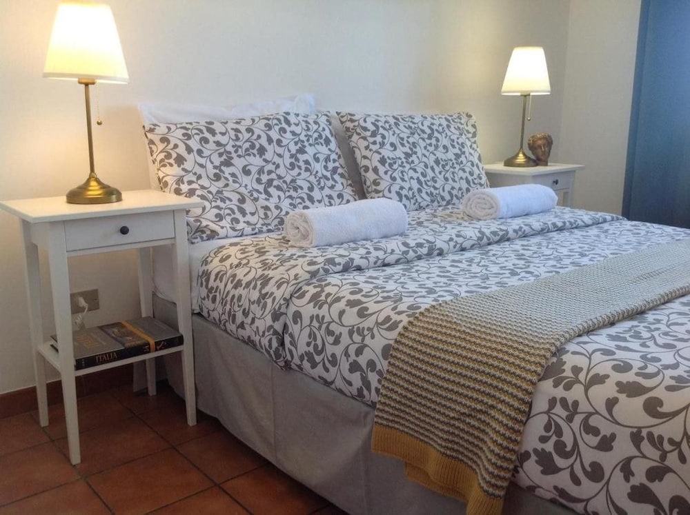 Basic Double Room, 1 Bedroom, Kitchenette, Courtyard Area photo 2
