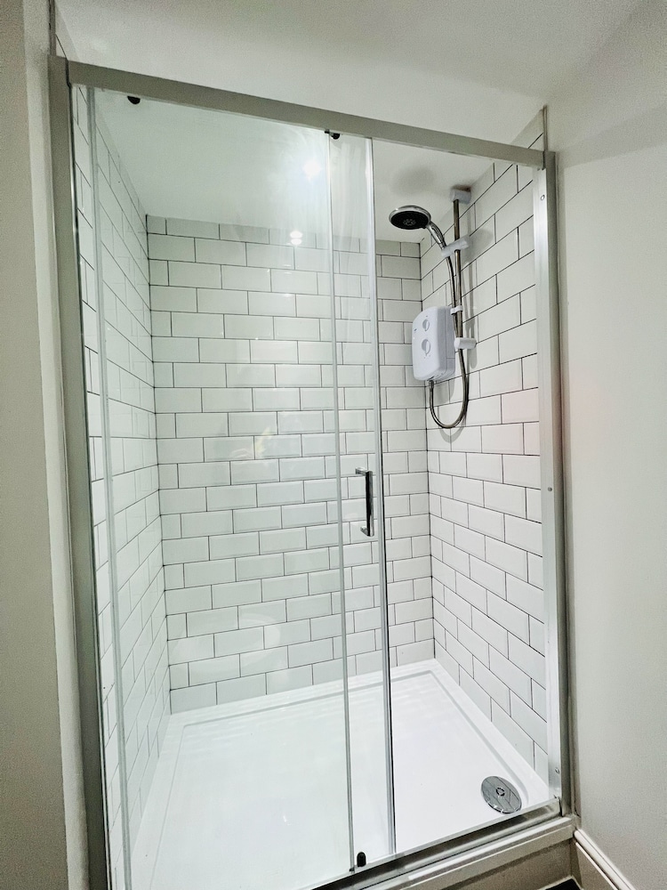 Economy Double Room, 1 Double Bed, Non Smoking, Ensuite - Photo 8