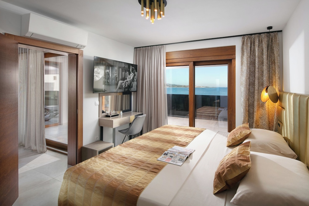Signature Apartment, 4 Bedrooms, Pool Access, Sea View