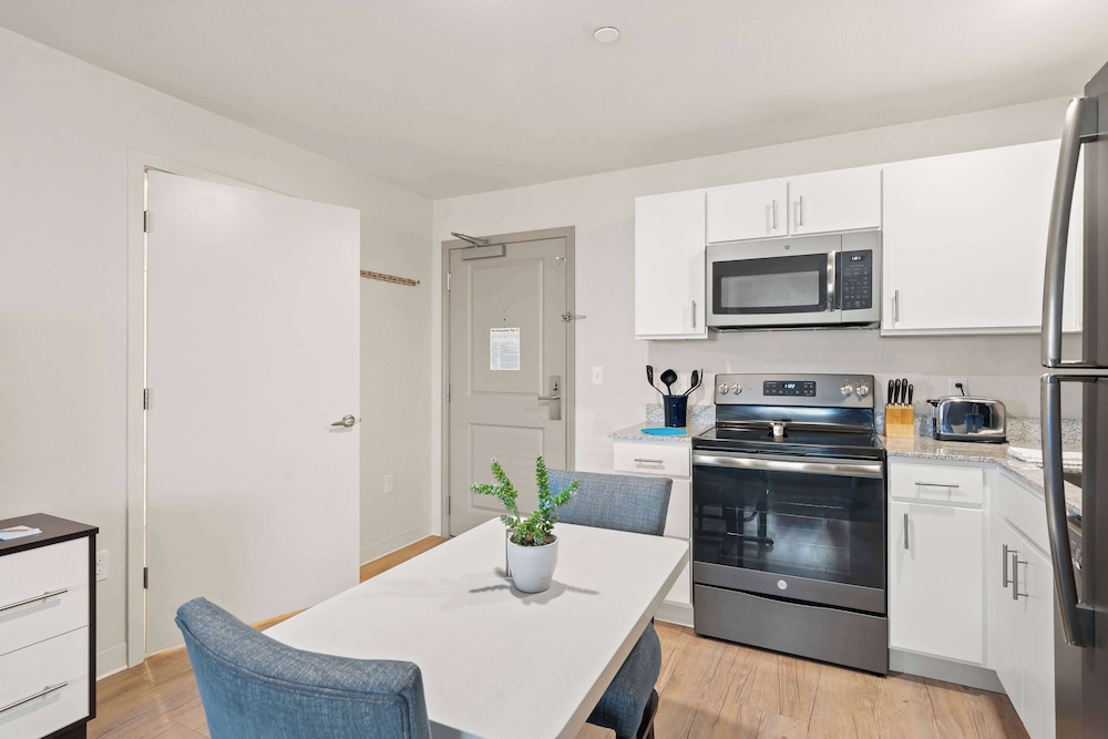 Suite, 2 Bedrooms, Accessible (Hearing) - Photo 10