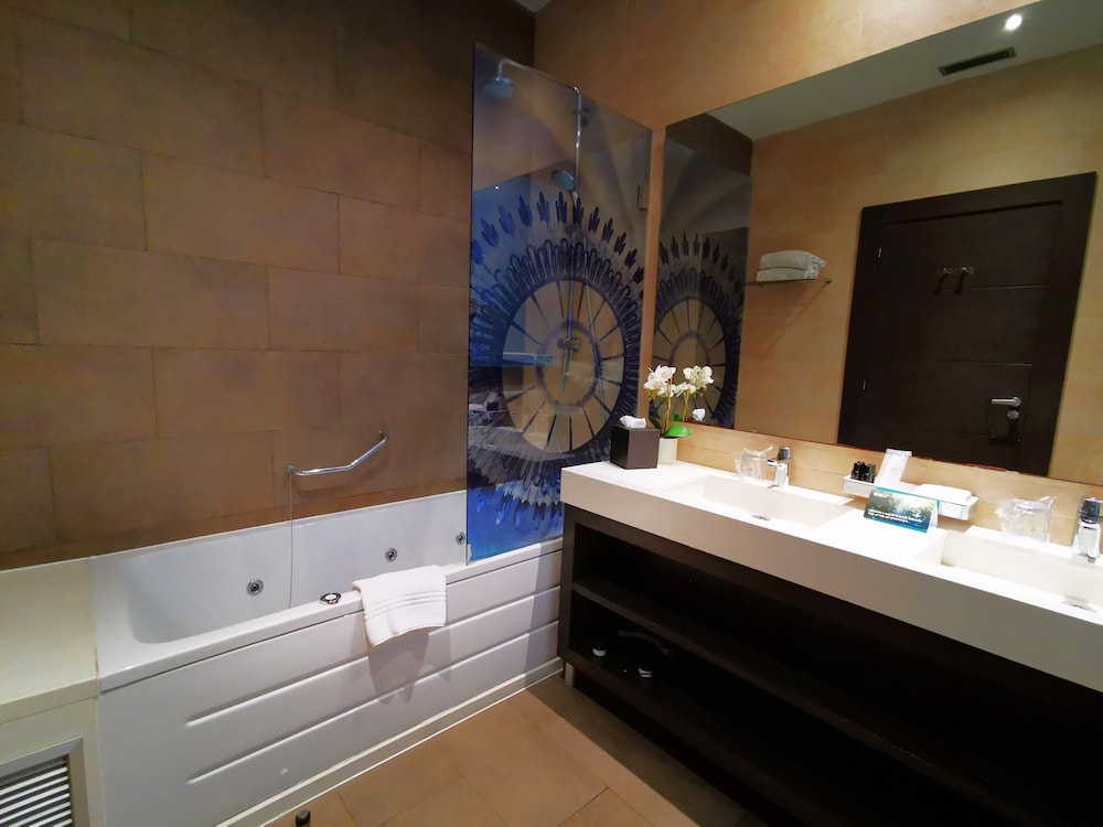 Premium Room, 1 Queen Bed, Jetted Tub, City View photo 2
