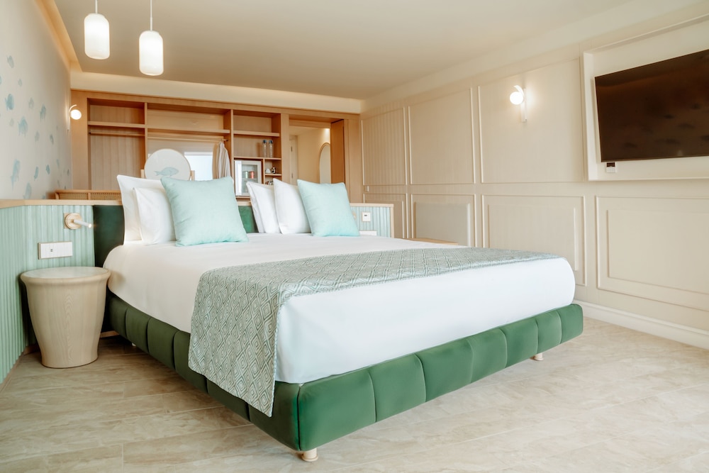 Triple Room, 1 King Bed (Single Use)