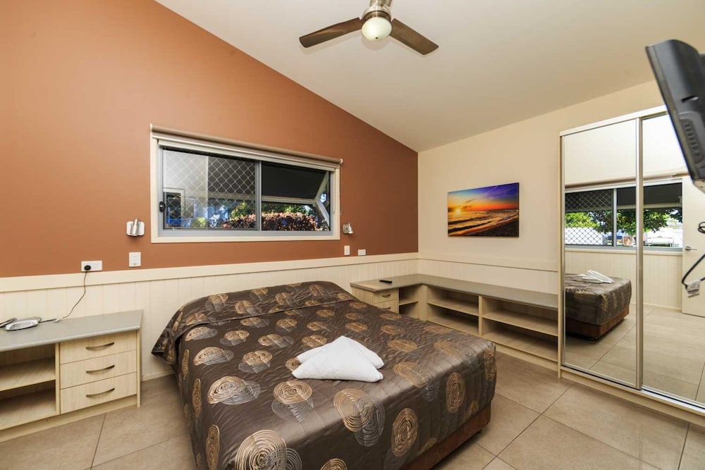 Superior Cabin - Sleeps 5 - Easy Access photo 2