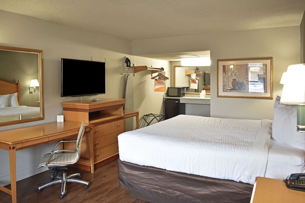 Standard Room, 1 King Bed, Non Smoking - Photo 2