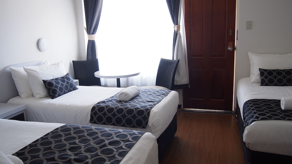 King + 2 Single Beds photo 3