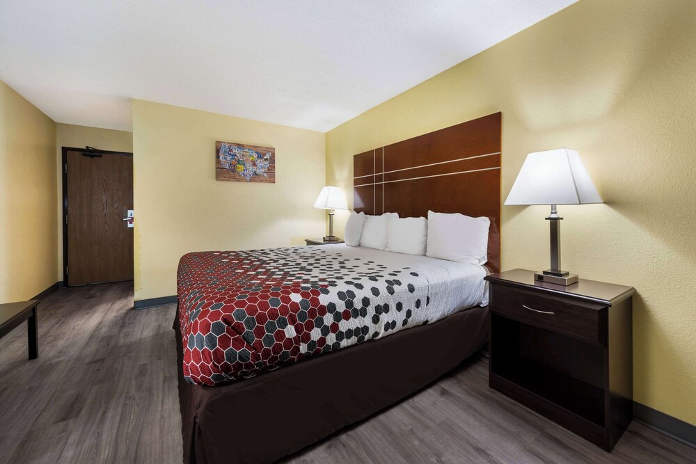 Standard Room, 1 King Bed, Non Smoking - Photo 6