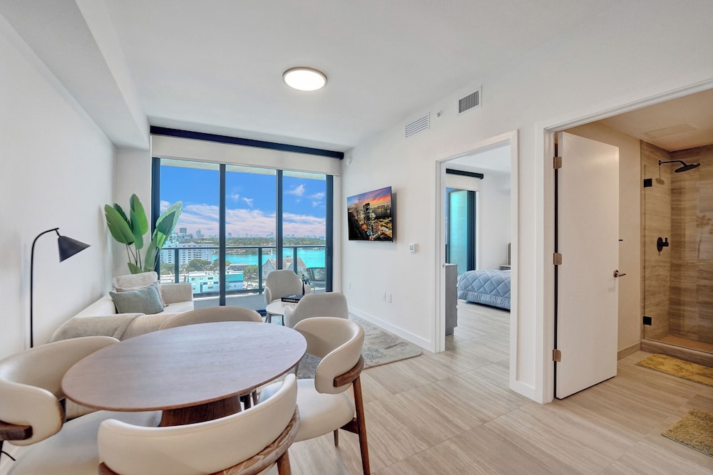 Superior 1 Bedroom with Balcony, Partial Ocean views