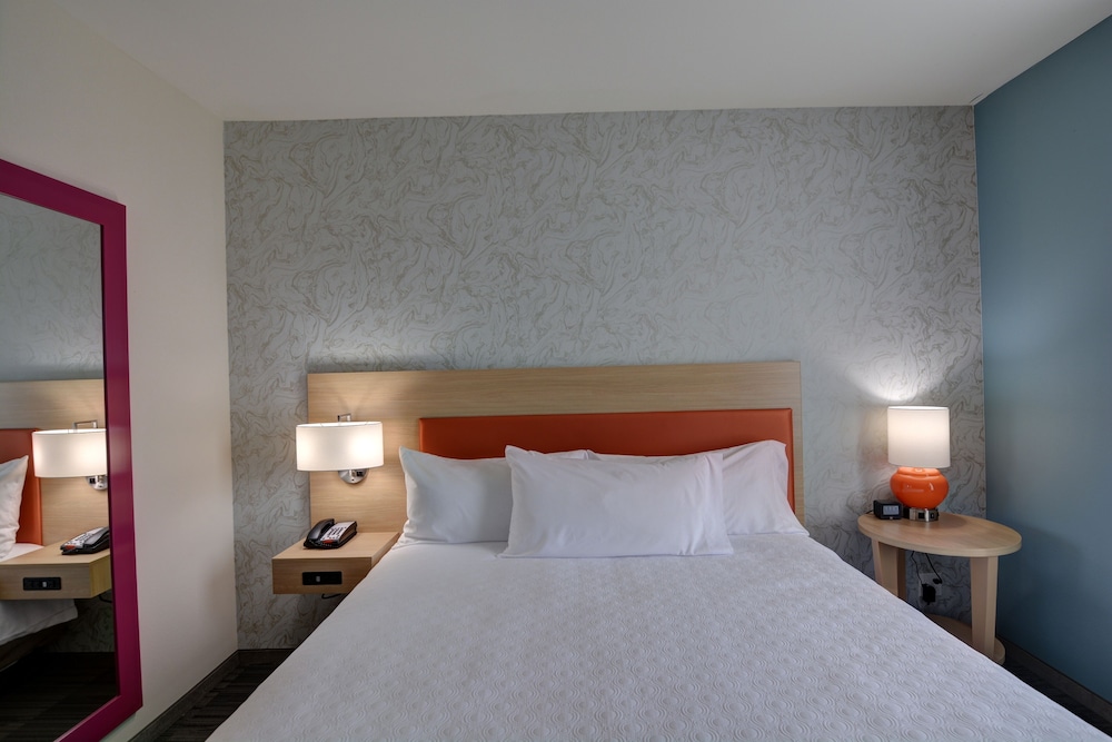 Suite, 1 King Bed, Accessible, Non Smoking (Hearing) photo 2