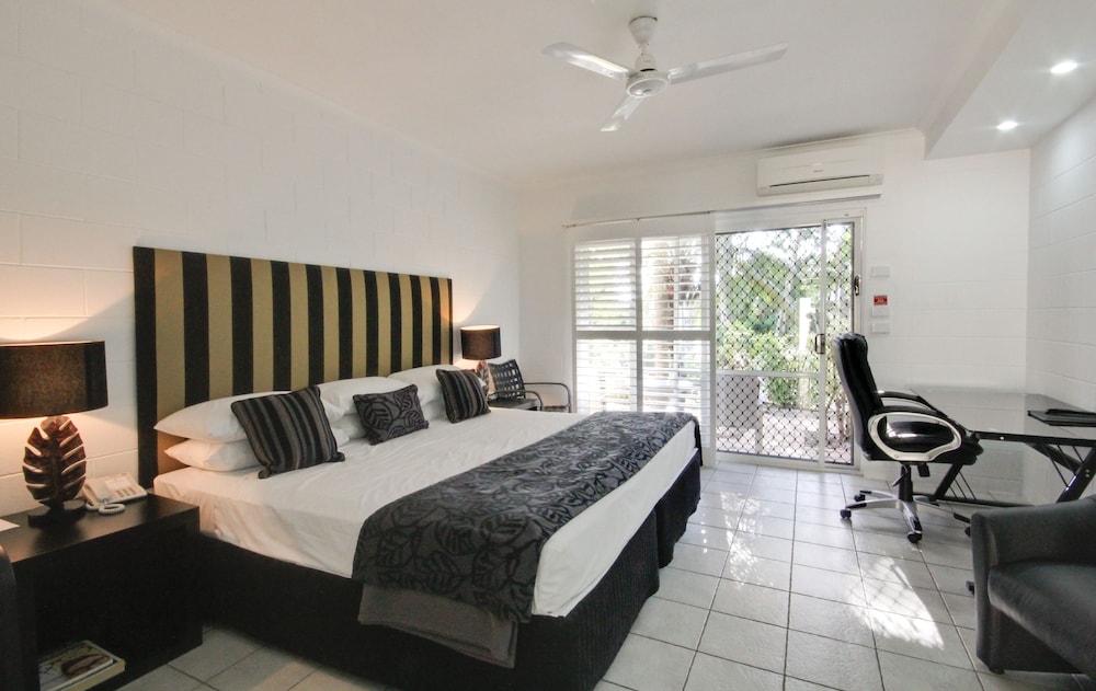 Poolside King Room photo 2