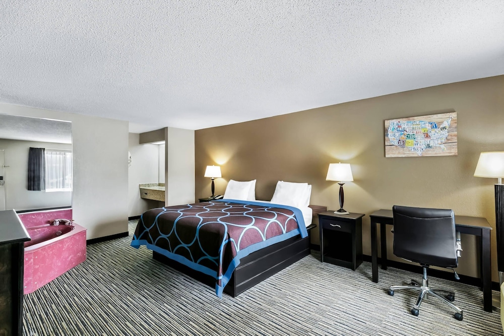Standard Room, 1 King Bed, Non Smoking, Jetted Tub photo 1