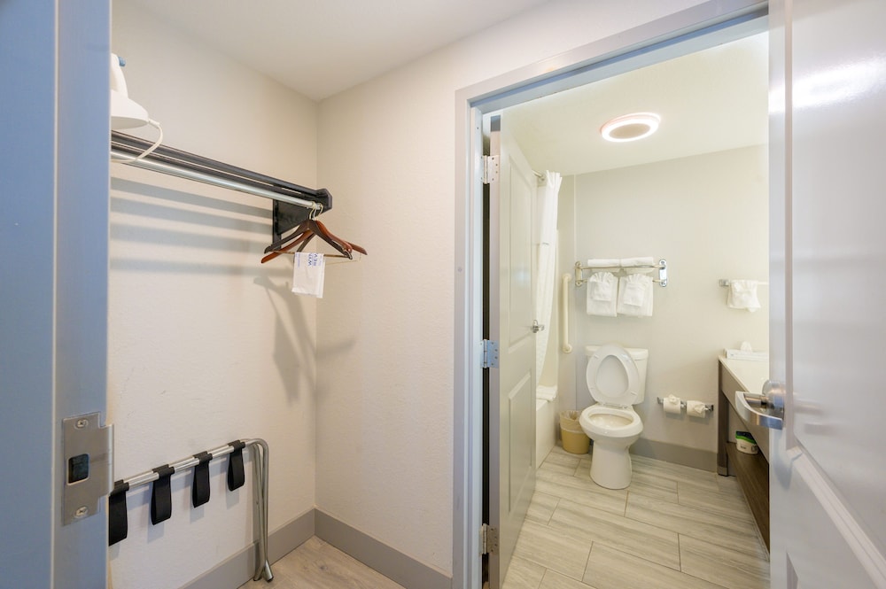 Deluxe Studio Suite, 2 Queen Beds, Non Smoking - Photo 10