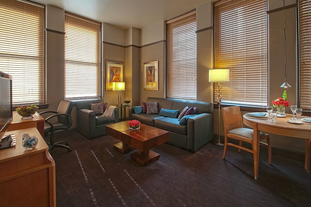 Queen Suite Accessible photo 3