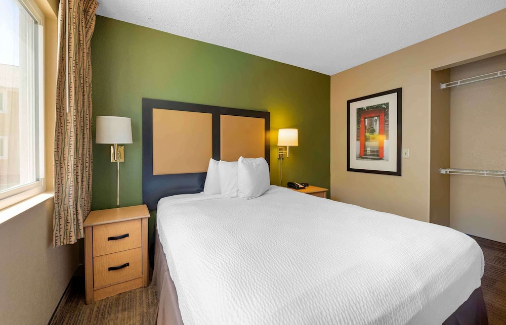 Suite, 1 Queen Bed with Sofa bed, Non Smoking - Photo 2