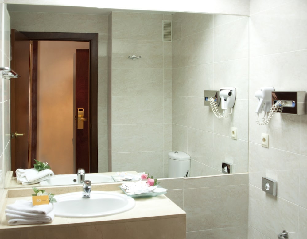 Standard Double Room Single Use, Balcony, Partial Sea View - Photo 3