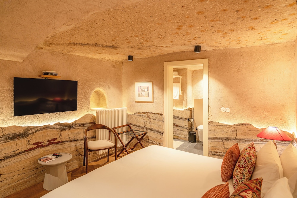 Deluxe Cave Room - Photo 9