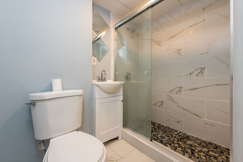 Suite, 2 Bedrooms - Photo 9