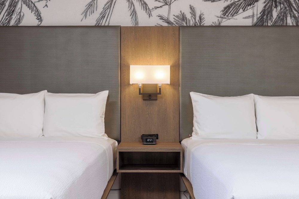 Standard Room, 2 Double Beds, Non Smoking - Photo 3