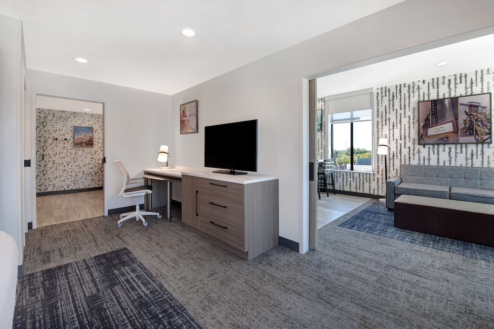 Deluxe Suite, 1 King Bed, Accessible (Hearing) - Photo 7