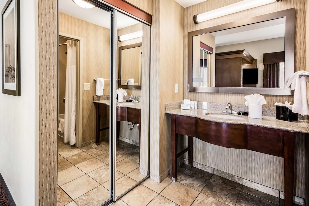 Suite, 1 King Bed, Non Smoking - Photo 8