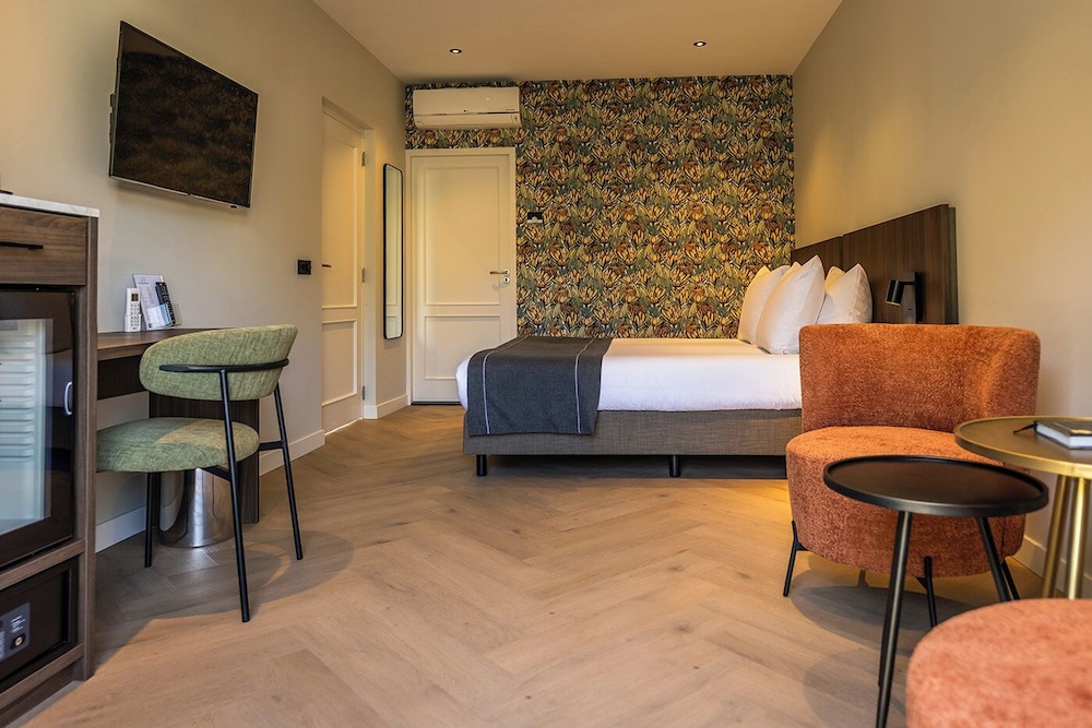 Deluxe Room, 1 King Bed, Bathtub