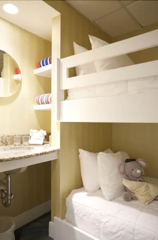 (V) Deluxe Oceanfront Suite photo 2