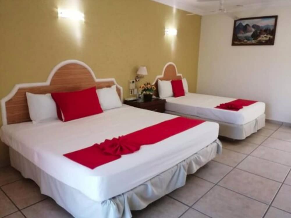Basic room with 1 King bed and Fan (No air conditoning) photo 3
