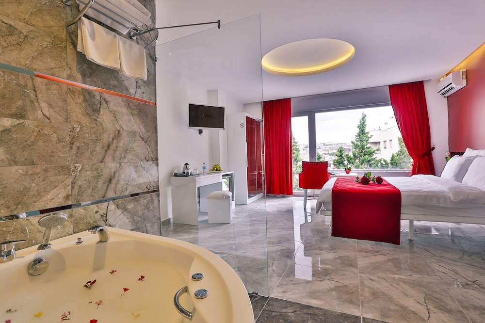 Honeymoon Suite photo 3