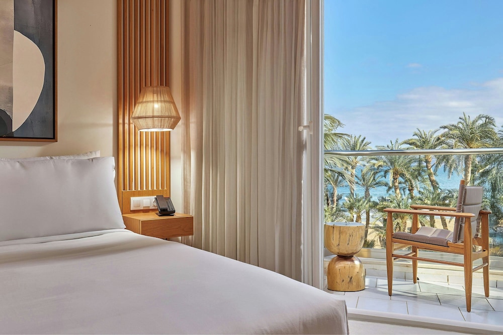 Premium Room, 1 King Bed, Balcony, Sea View photo 3