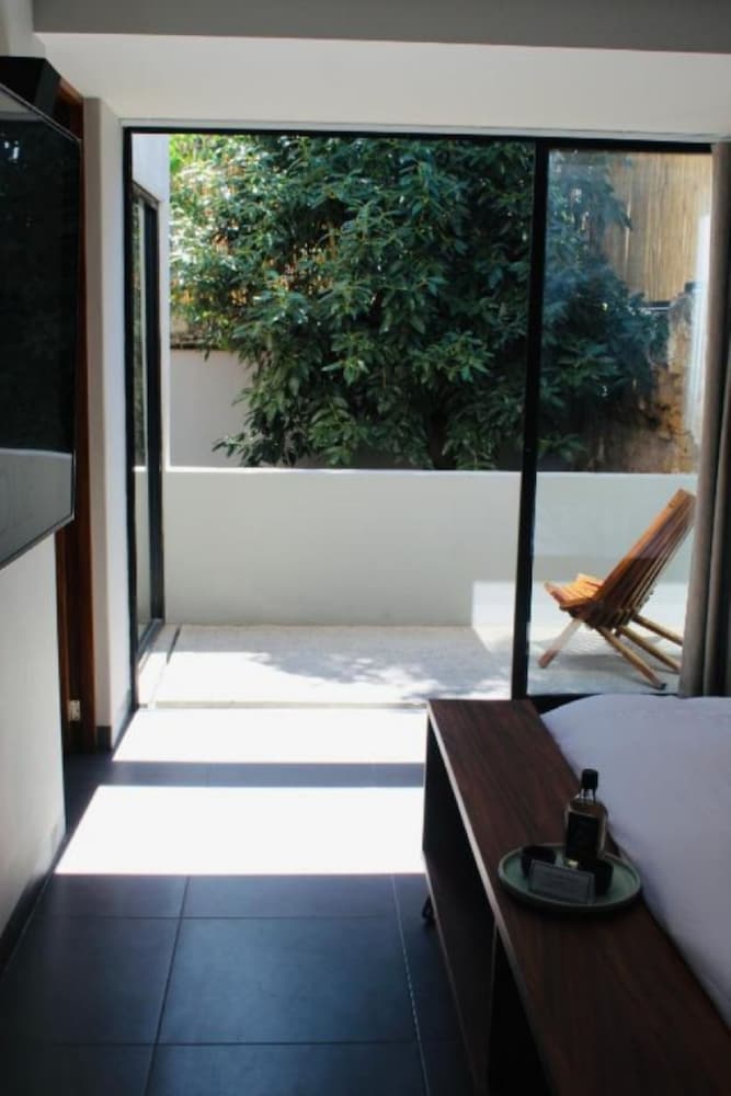 Deluxe Studio, 1 King Bed, Bathtub photo 3