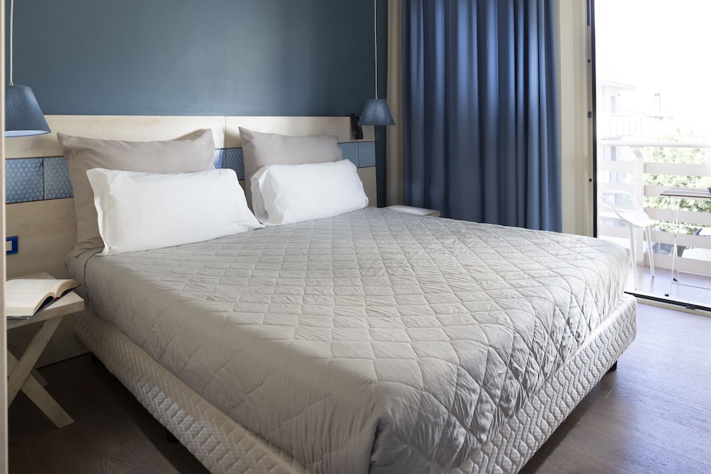 Triple Room, Balcony, Sea View photo 2