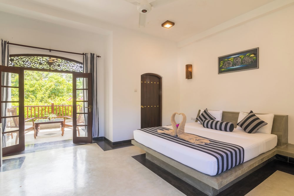 Deluxe Double Room, 1 King Bed, Balcony, Garden View photo 2