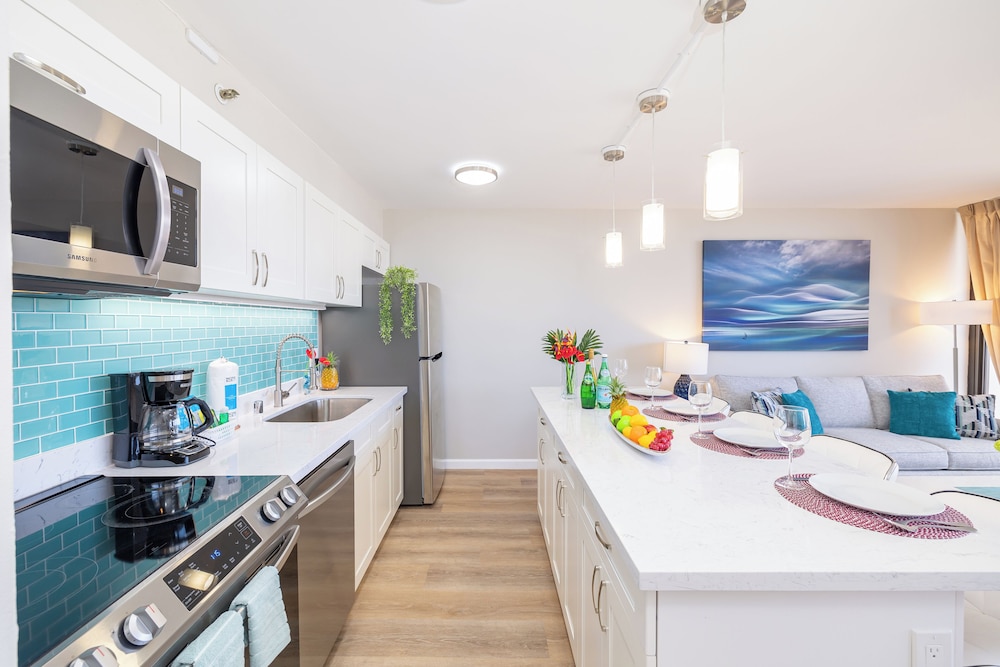 Diamond Head and Ocean views with King Bed and Parking: Apartment, 1 King Bed with Sofa bed, Ocean View (0113) photo