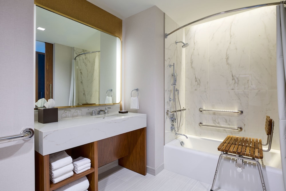 Room, 1 King Bed (Mobility Accessible, Tub)