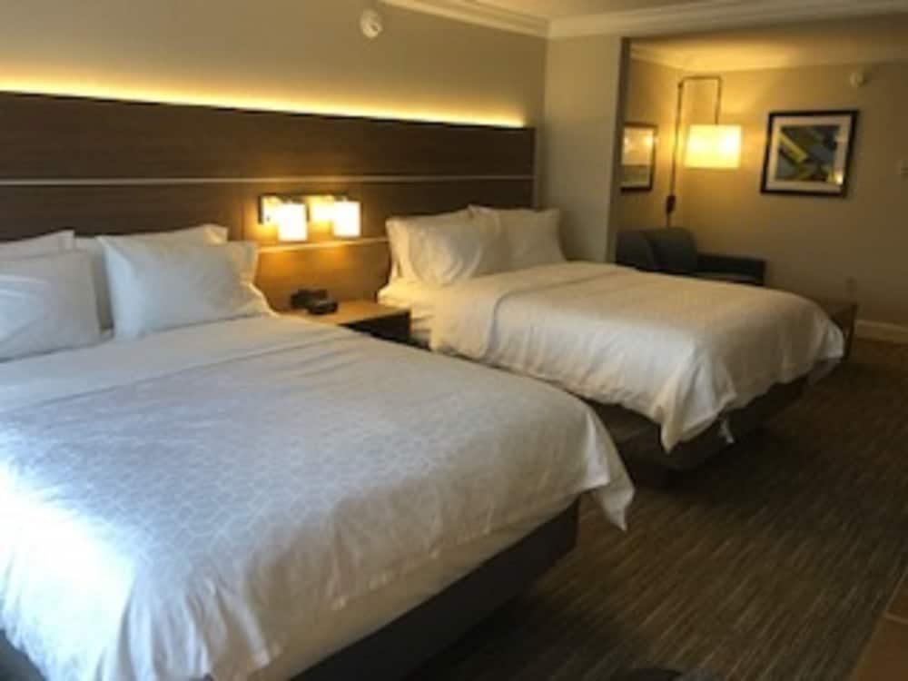 Suite, 2 Queen Beds photo 2