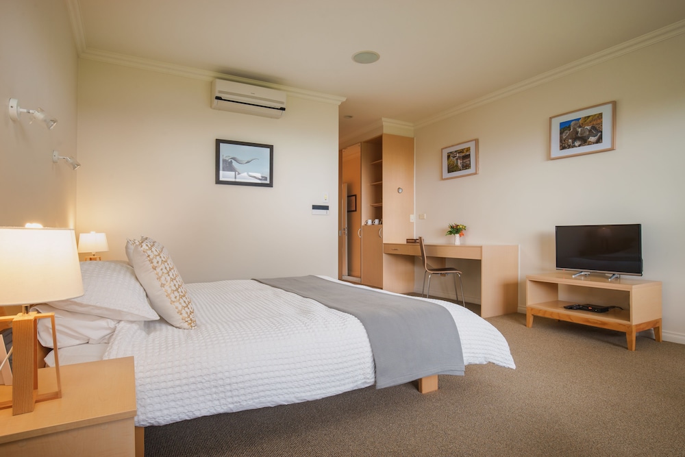 Luxury Suite, 1 King Bed, Private Bathroom, Partial Lake View photo 2