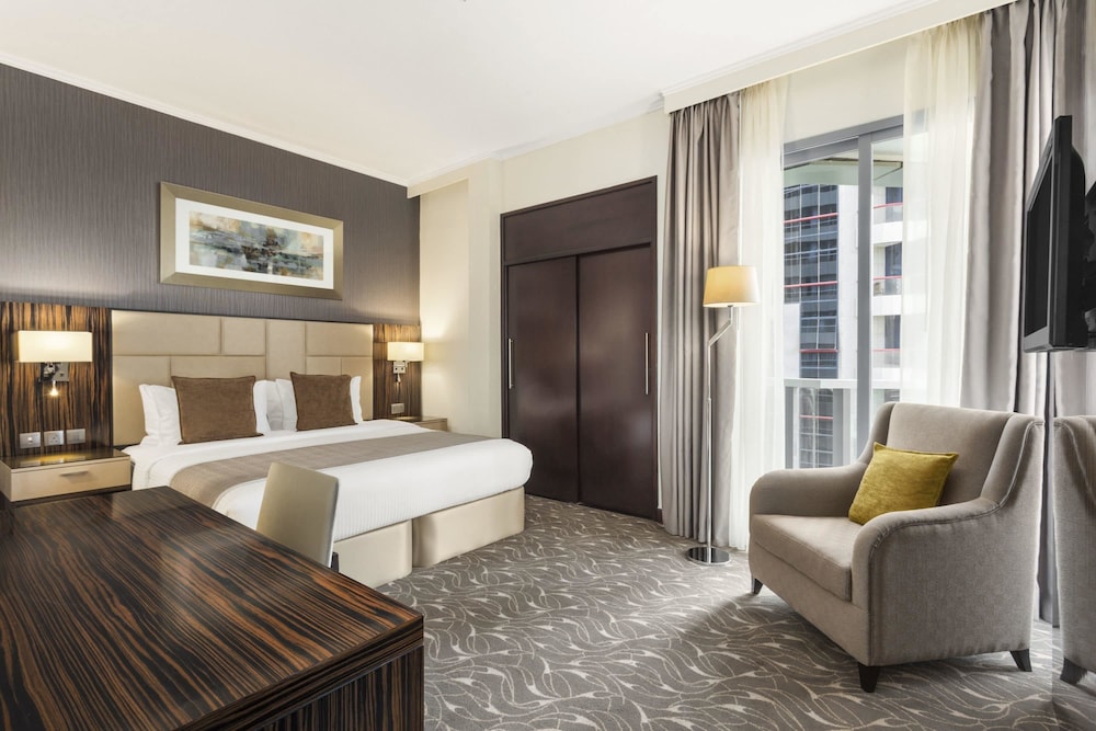 1 King Bed, One Bedroom Suite, City View photo 2
