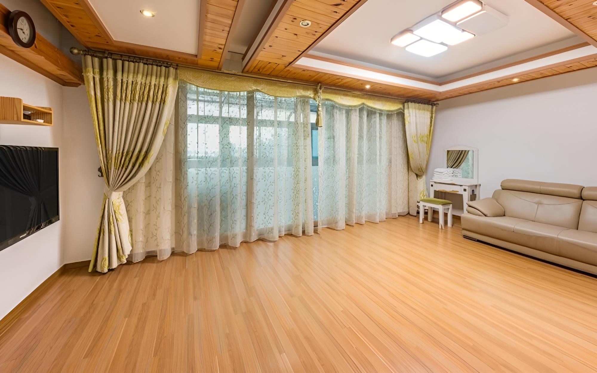 Room (Iris (Spadong))