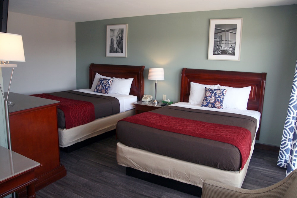 Basic Double Room, 2 Queen Beds, Smoking, City View photo 1