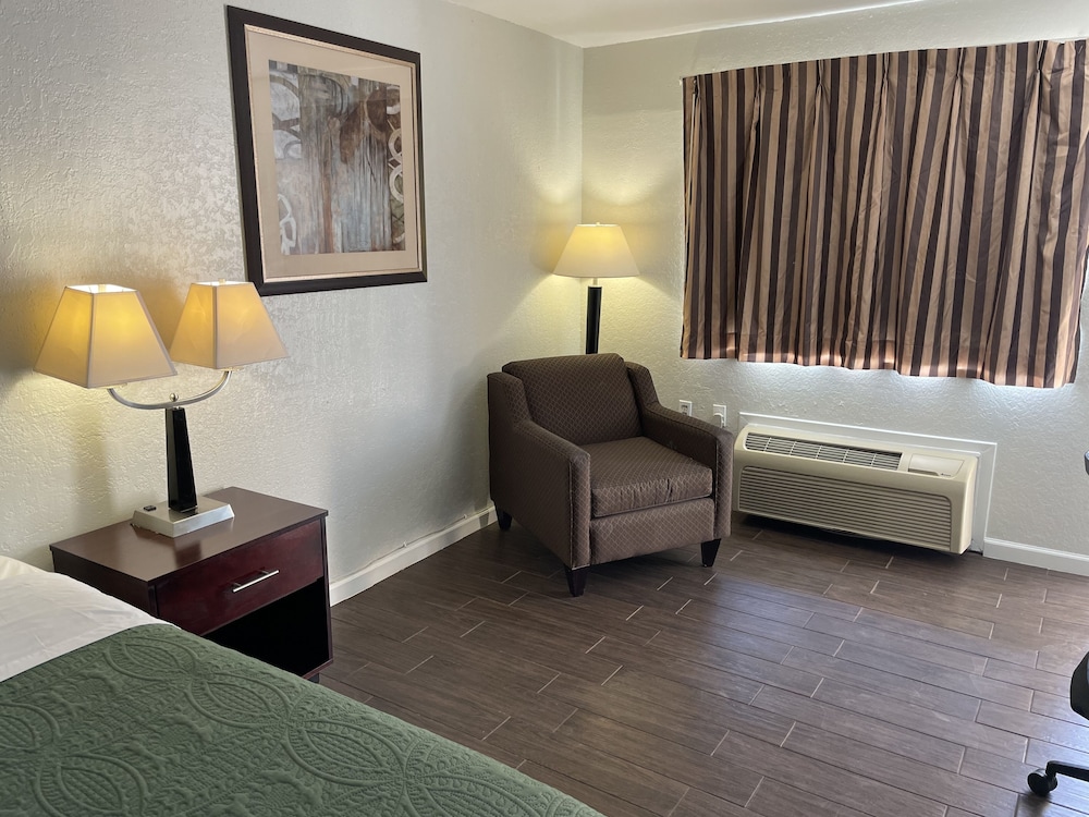Newly remodeled rooms, 1 Queen Bed, Non-smoking, Not Pet Friendly - Photo 4