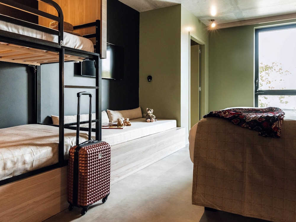 Standard Room (1 Double Bed and 3 Single Beds) - Photo 5
