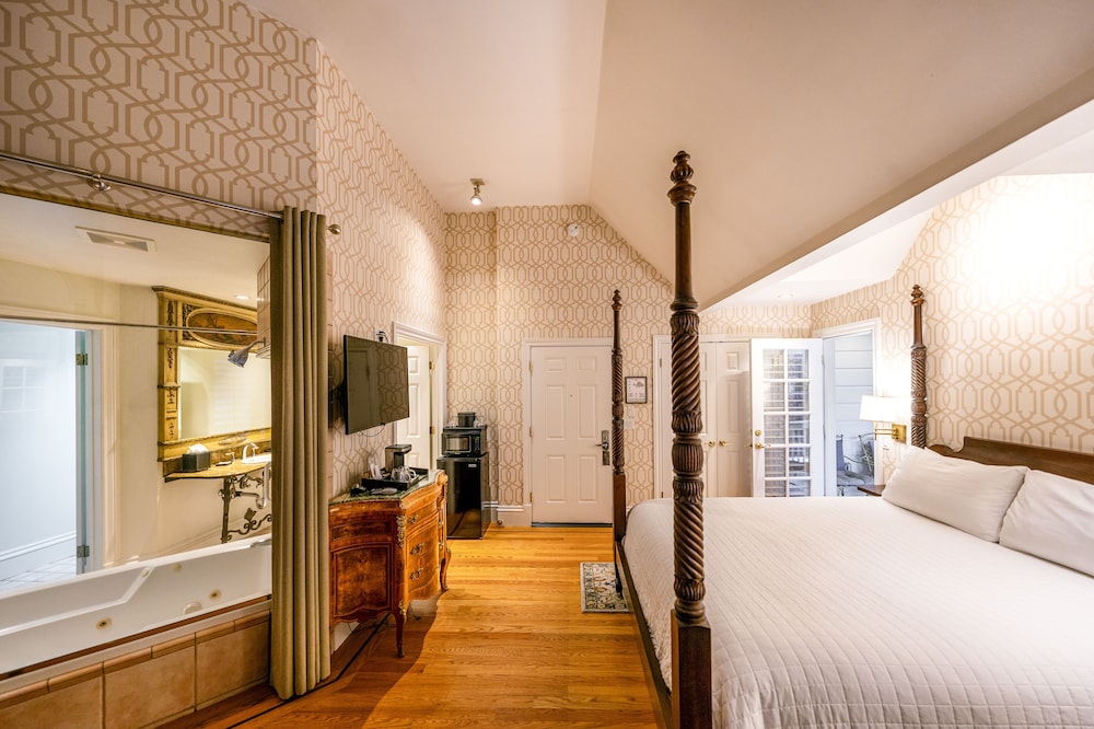 Signature Suite, 1 King Bed, Balcony - Photo 8