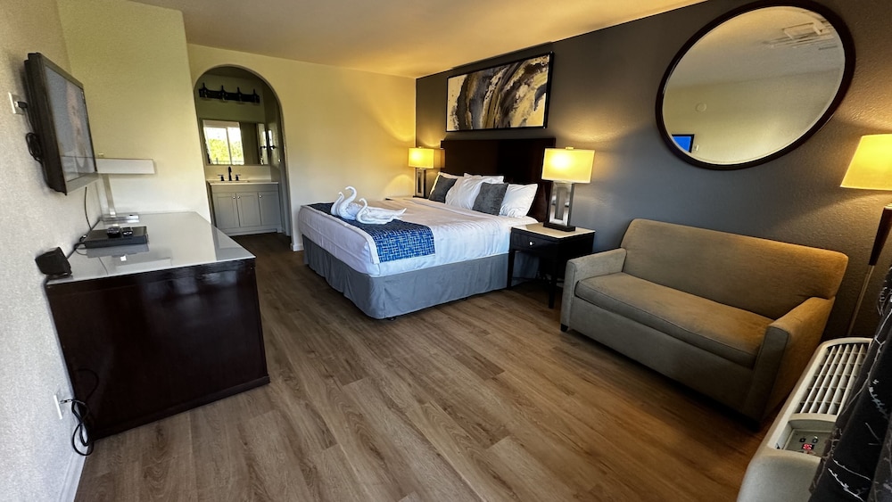 Premium Room, 1 King Bed with Sofa bed, Non Smoking, Refrigerator & Microwave photo 1