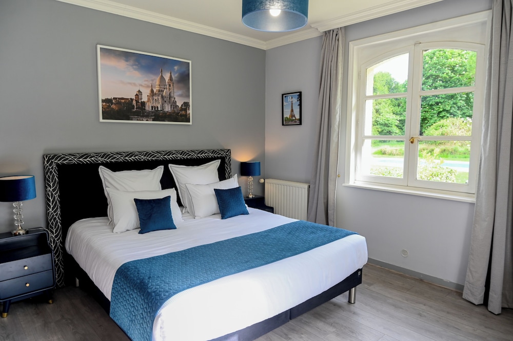 Classic Room, 1 King Bed, Private Bathroom, Pool View photo 1