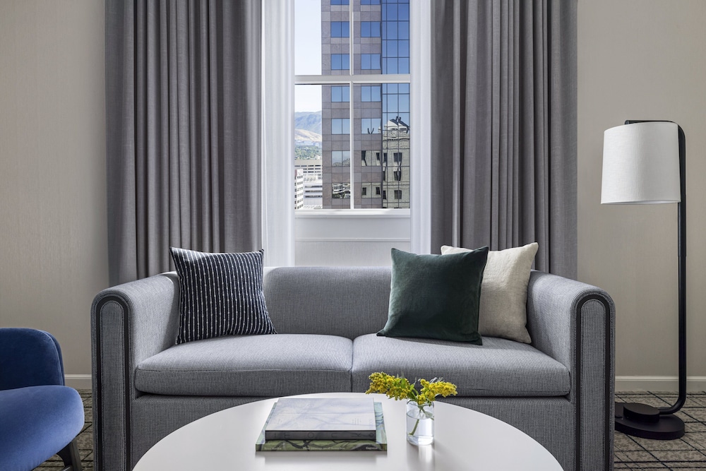 Suite, 1 King Bed (Majestic)