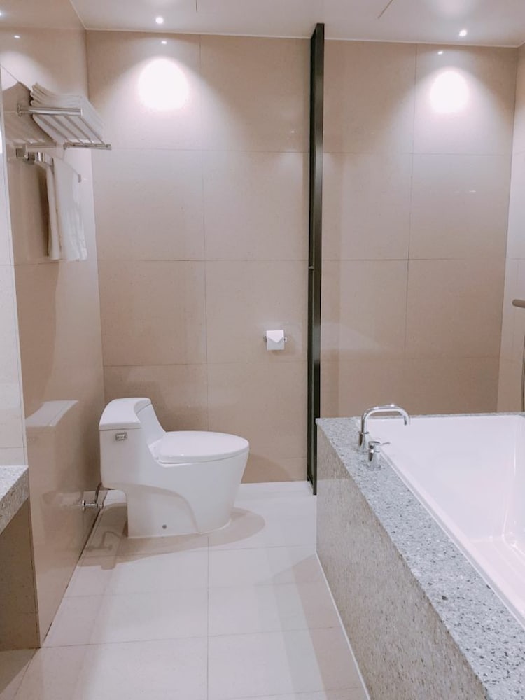 Deluxe Twin Room, 1 Bedroom, City View photo 3