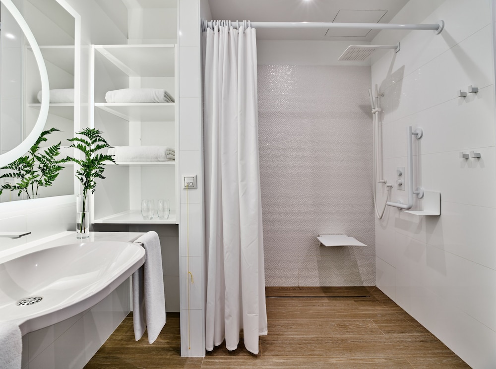 Premium Room, 1 Queen Bed, Accessible photo 3