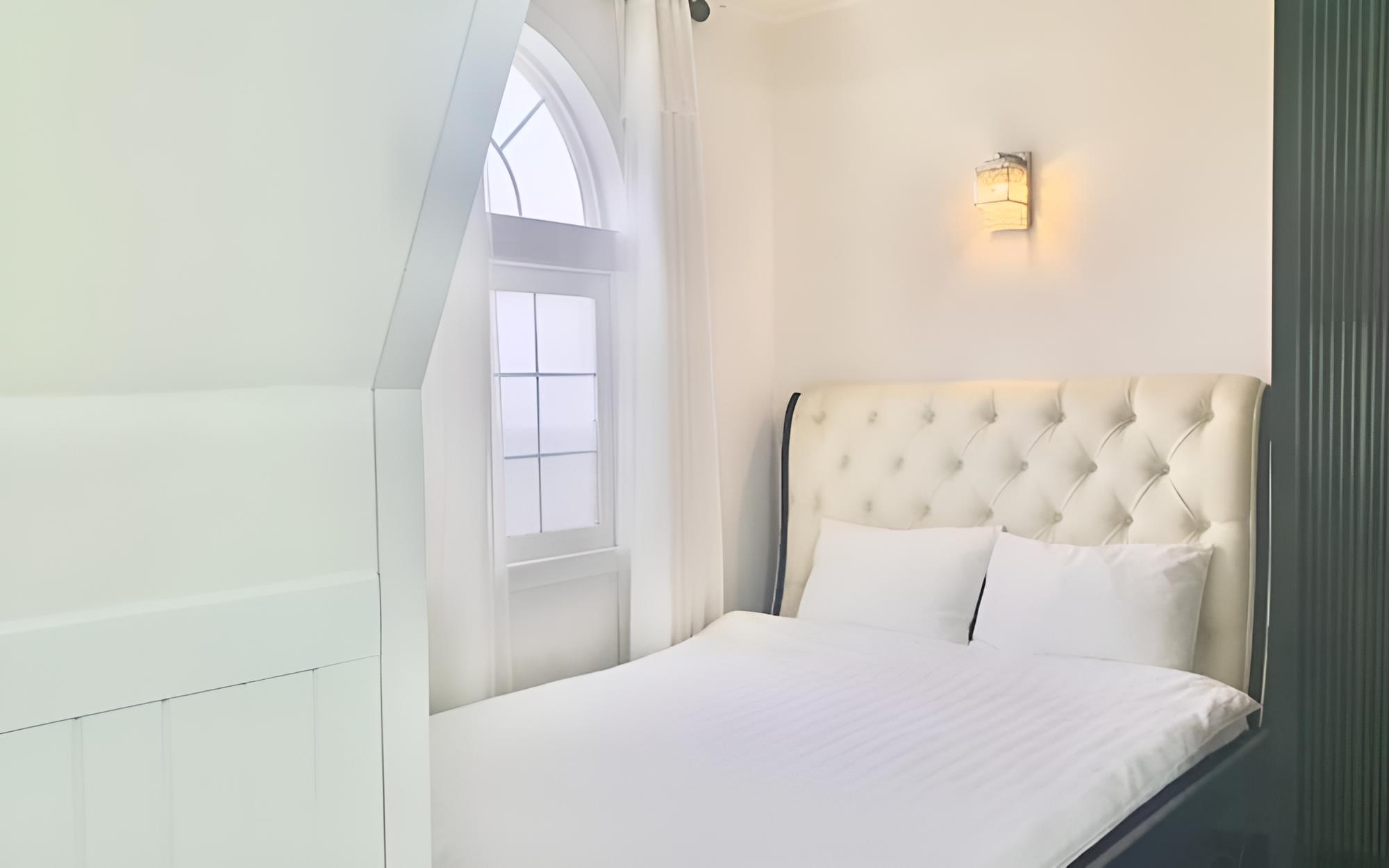 Room (Rose)