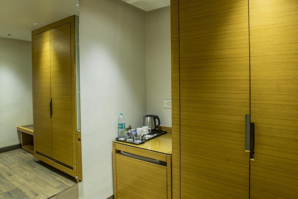 Suite Room - Photo 13