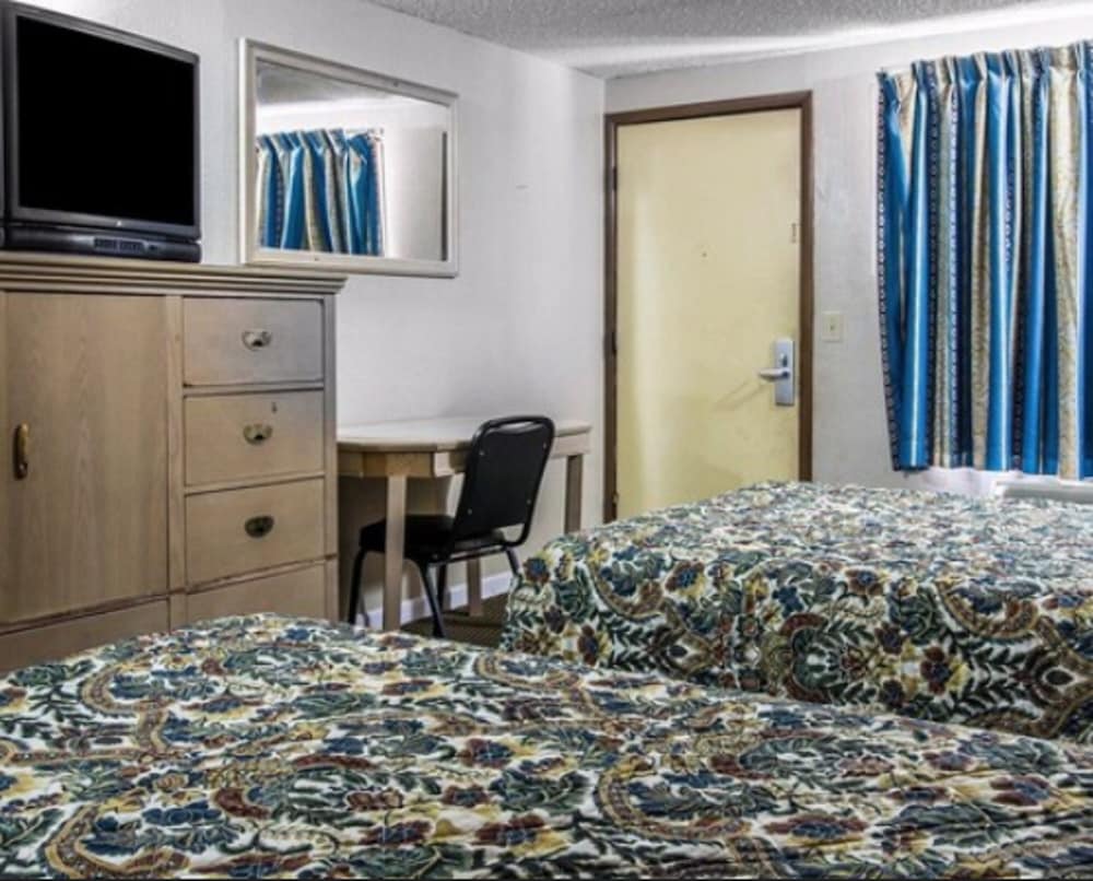 Standard Room, 2 Queen Beds, Non Smoking photo 2
