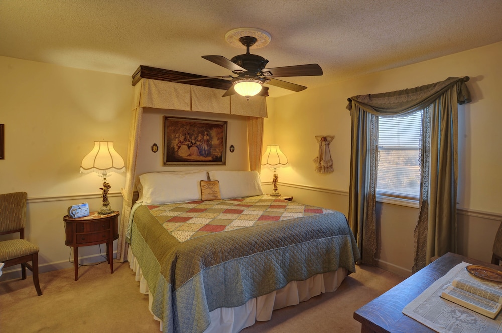 Deluxe Suite, Multiple Beds, Balcony, Mountain View